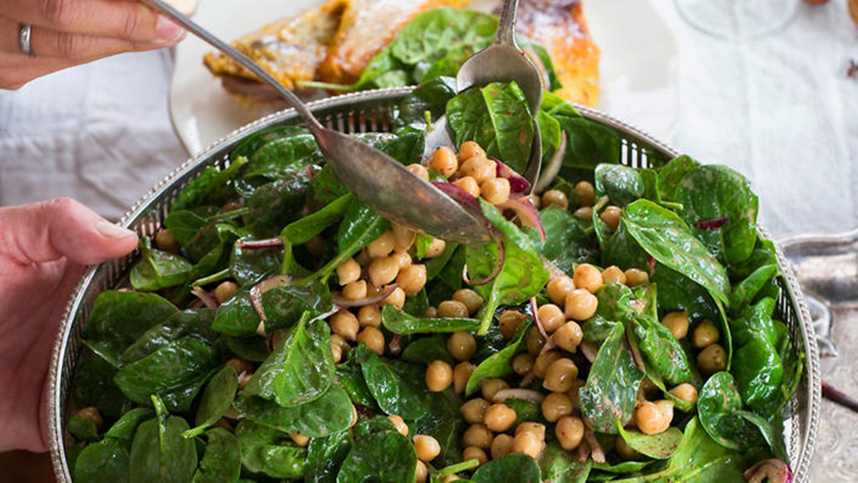Green salad in bowl with chickpeas